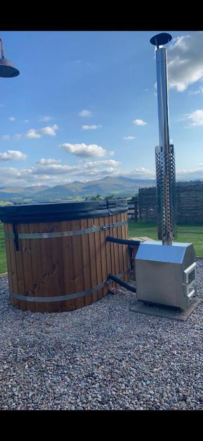 68 Degrees West Glamping * Brecon